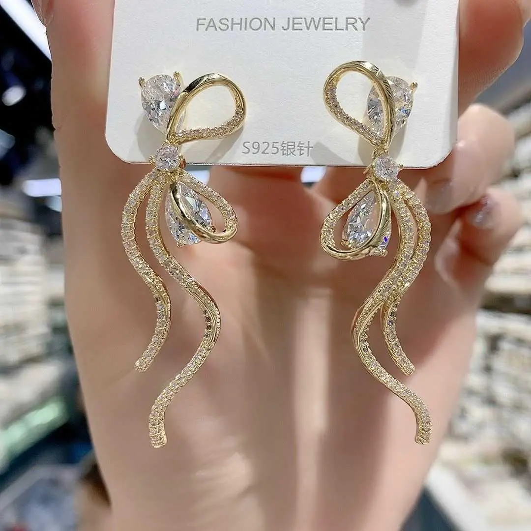 2025 Micro-Pavé Full Rhinestone Bow Long Earrings Delicate Zirconia Silver Post Studs Exaggerated Ear Jewelry HNAL64
