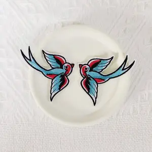 1 pair of cartoon bird and swallow embroidery patches with flying posture design badges, suitable for DIY decorative patches on hats, bags, shoes, and clothing. Durable material with back hot melt adhesive that can be sewn, ironed, and washed