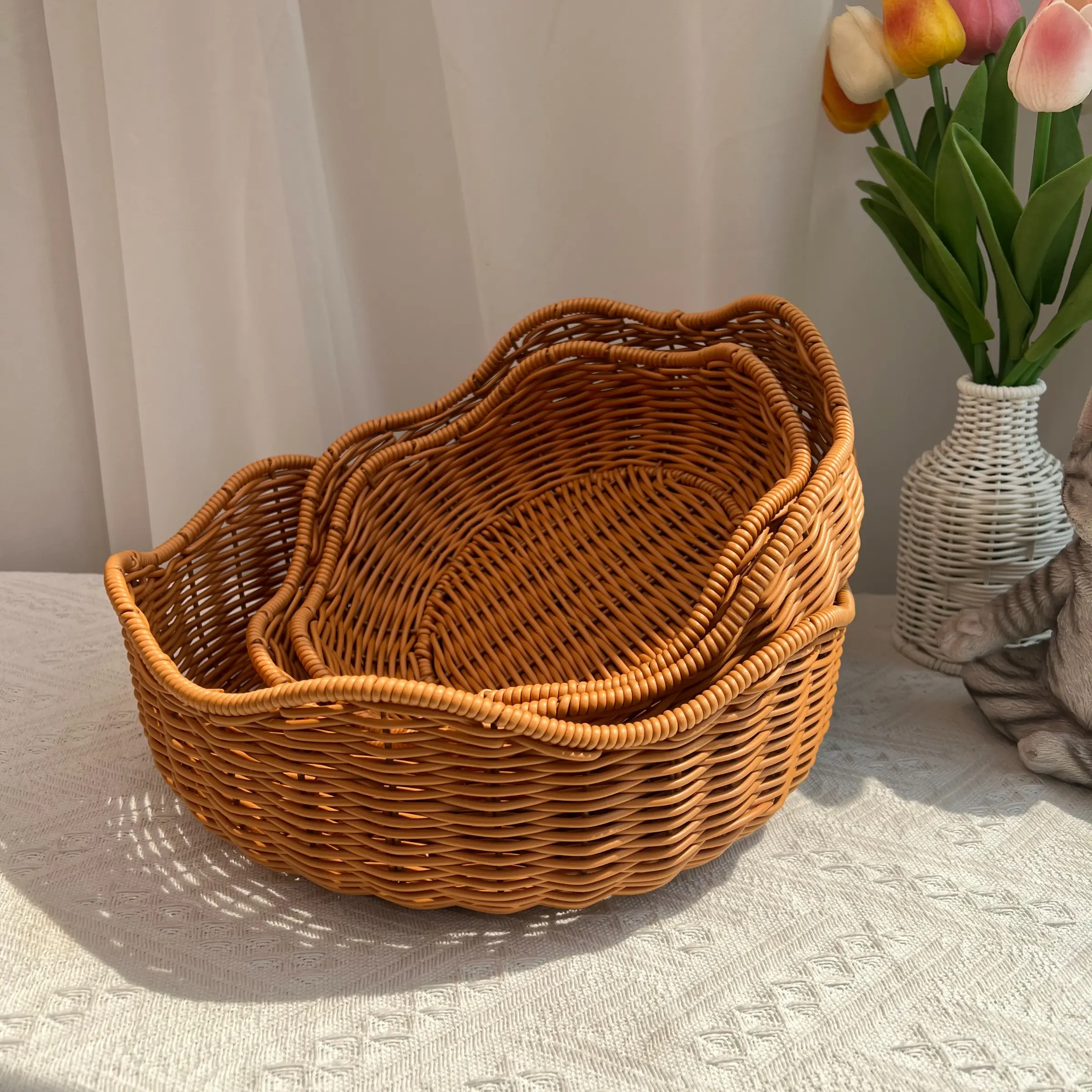 Handmade Woven Round Wave Basket, Decorative Basket Organiser, Basket Organizer, Weave Storage Basket, Ideal for Cosmetics and Daily Essentials, Perfect for Living Room, Bathroom, Kitchen, Holiday Gift