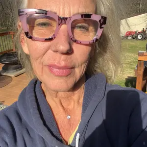 Tasiso Silver Fish-Shaped Pendant Necklace with Large Sparkling Diamond 39cm Chain 5cm Extender Adjustable Elegant Durable Design for Daily Wear