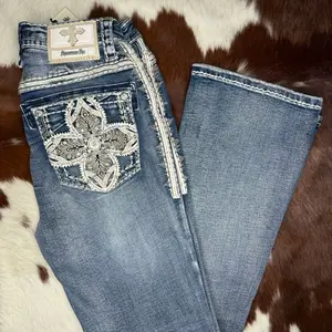 Pantalon para Mujer - 1110 Jeans with Unique Back Pocket Design and Tagged Detailing