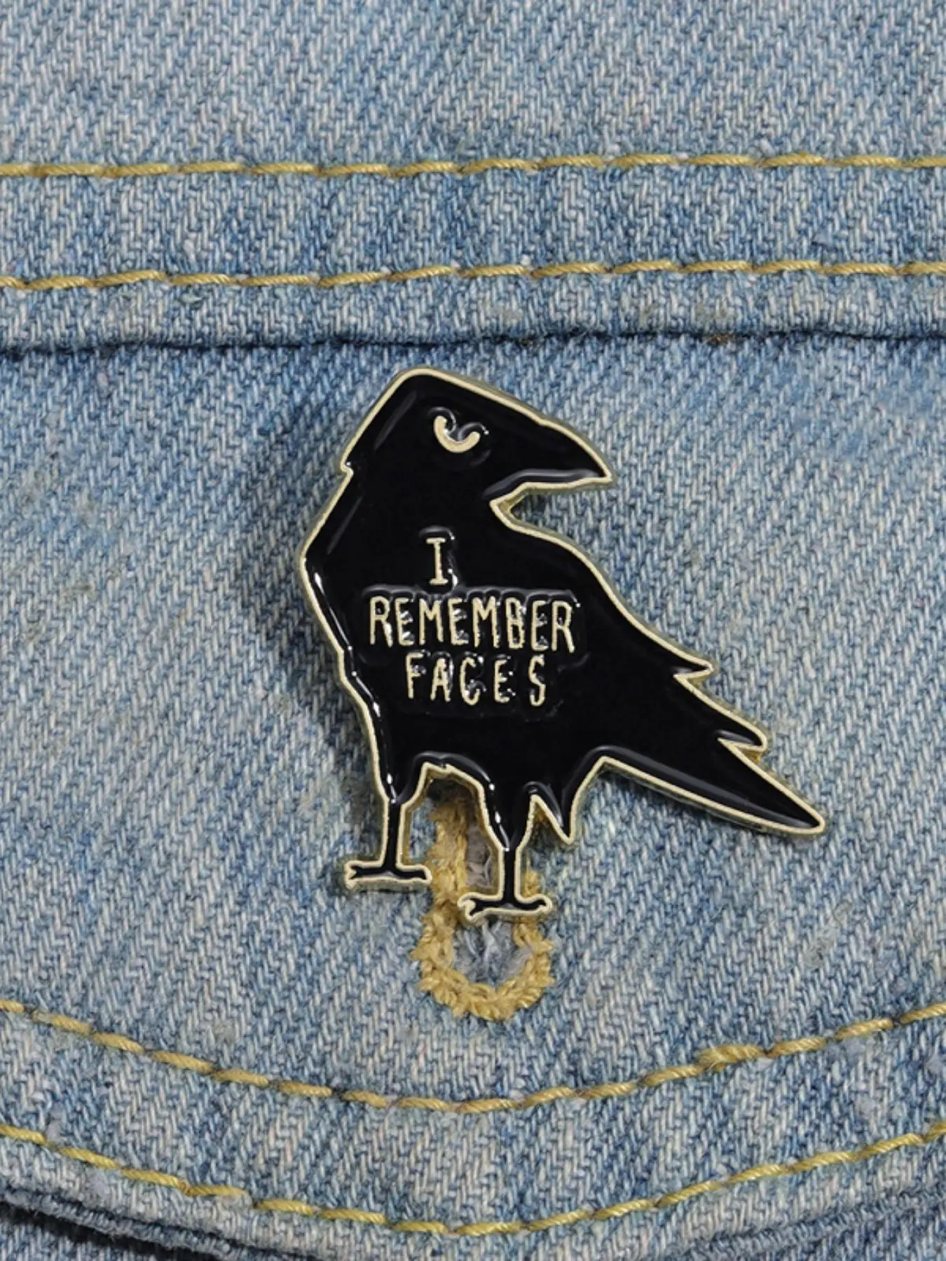 1 Piece Fashion Letter & Raven Design Brooch Pin, Casual Jewelry For Daily Decoration, Enamel Pin Suitable for Backpacks, Jeans, Scarves, Hats Decorat