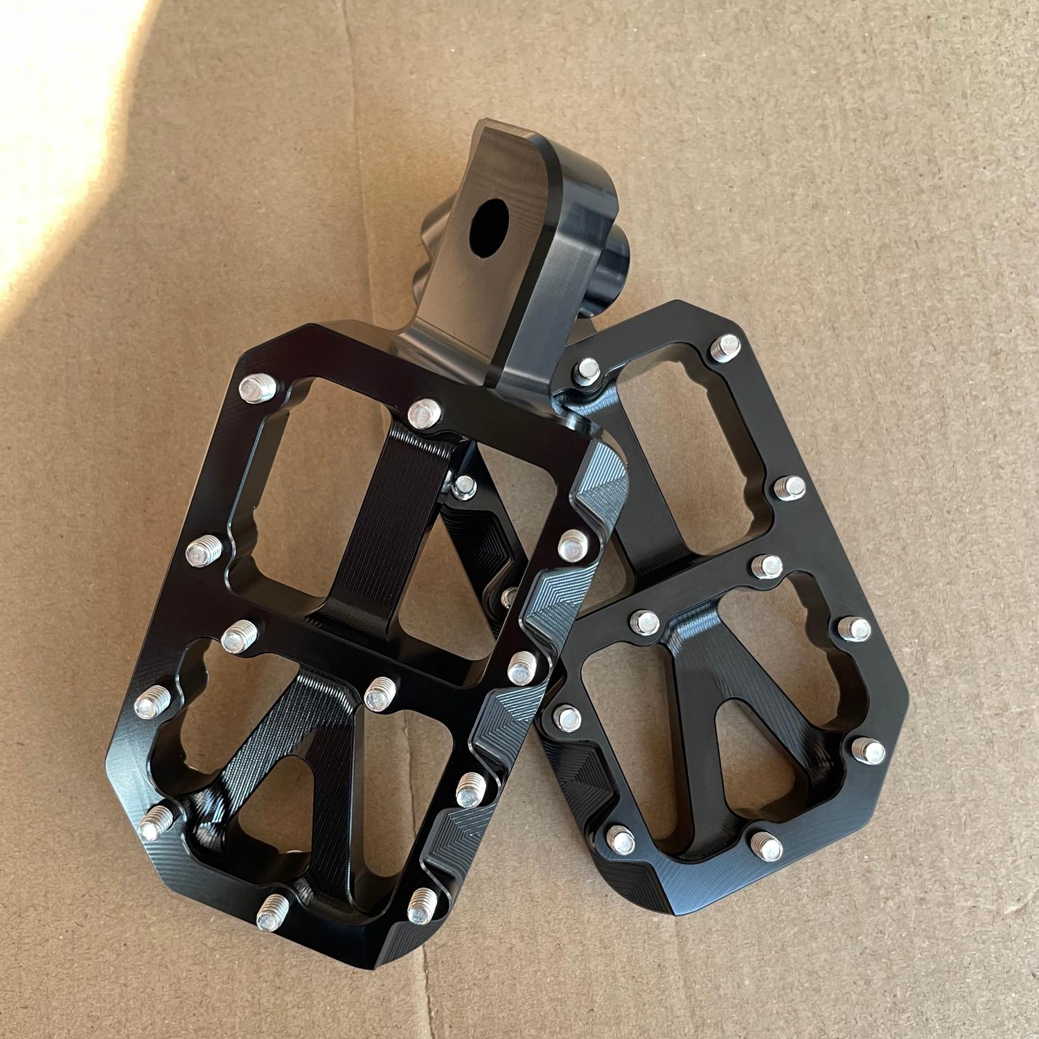 CNC Aluminum Alloy Colored Footrests for Tuttio Soleil01S; Pegs for Strike shadow, for ETM RTR lite, sport; for RIZZLER; for VALTINSU EM5 Pro; for Kooz; for Heybike Villain - Dirt Bike Motorbike Modified Pedals Motorcycle Accessories
