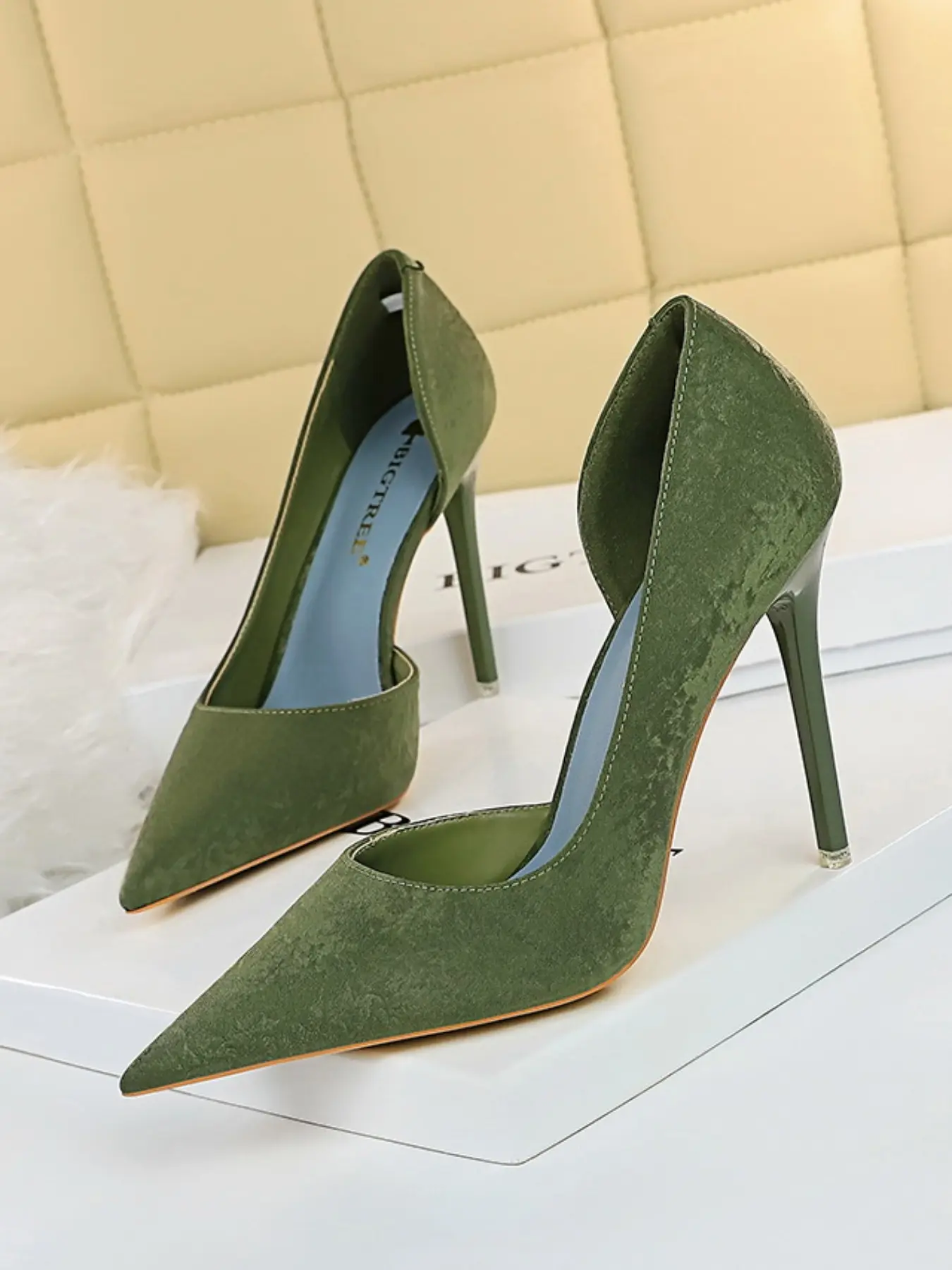 Elegant Textured Pointed Toe Stiletto Heels, Side Cutout Design, Patent Leather, Casual Style, All Seasons, Perfect for Parties and Dates, High Heels, High Heel Pumps