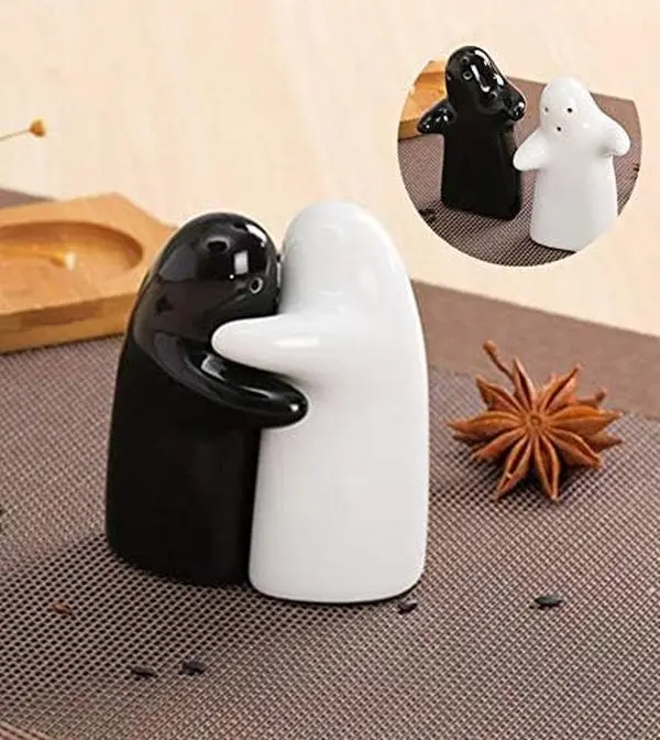 Kitchen Reusable Salt and Pepper Shaker Couple Set - Black and White Modern Vintage Hug Design, Cute Decorative Novelty, Easy to Refill, Easy to Dispense Kitchen Utensil