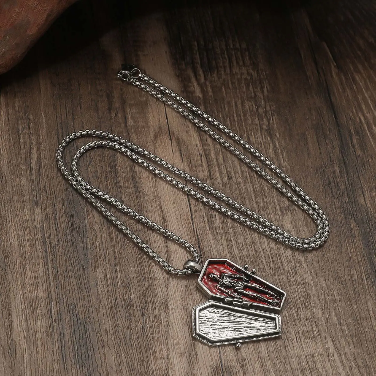 Gothic Skull Pendant Necklace in Crimson Red Metal, Edgy Unisex Statement Piece with Detailed Design, Punk Jewelry for Halloween, Skull Detail