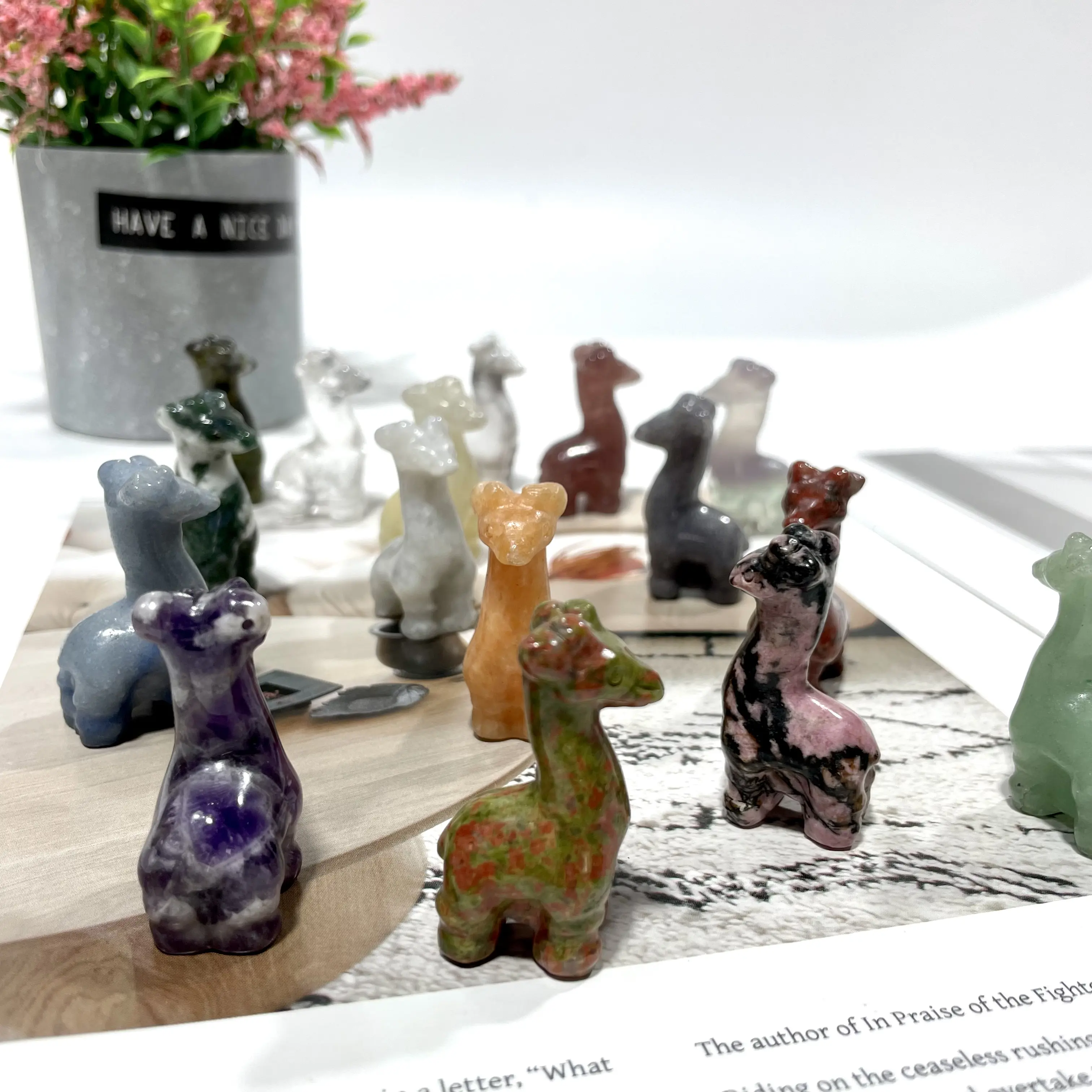 Different Material 4CM Height Small Giraffe Crystal Carvings 8 Counts Rose Quartz Clear Quartz Yellow Tiger Eye Healing Crystal Home Decoration
