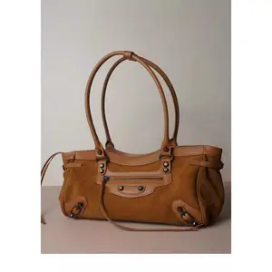 “Terra Brown” — a stylish leather bag with character