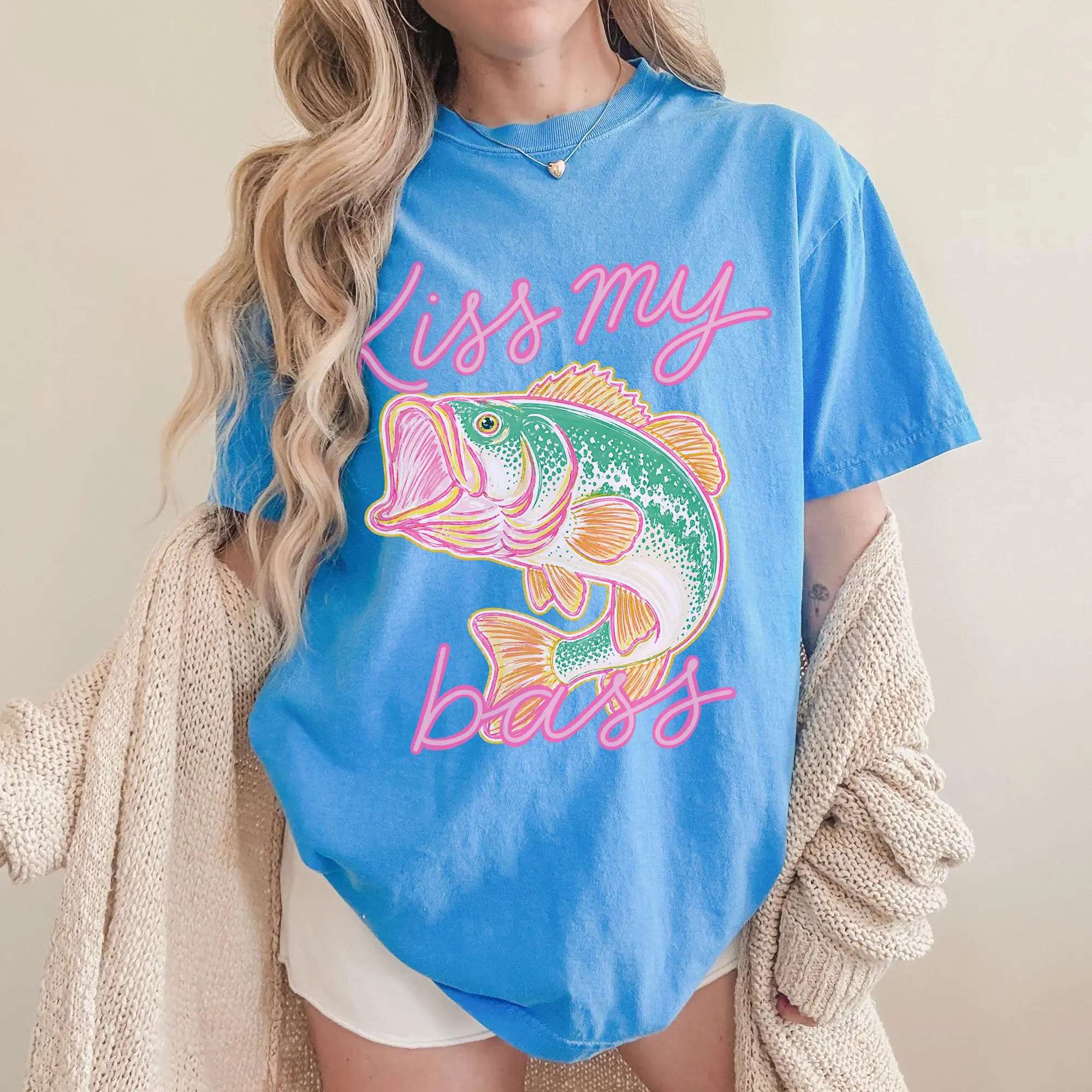 BojjiCo Preppy Kiss My Bass Fish Shirt Trendy Summer Tee-Shirt Colorful Beach Tee Funny Summer Vibes T-Shirt Beach Lover Gift Coastal Cowgirl Fishing Graphic Top Retro Bass Fishing Comfort Tee Cute Preppy Lake Life Outfit Sassy Fishing Gift for Her