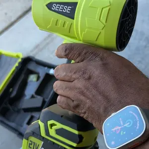 Cliente usando AeroForce SmartClean para polvo