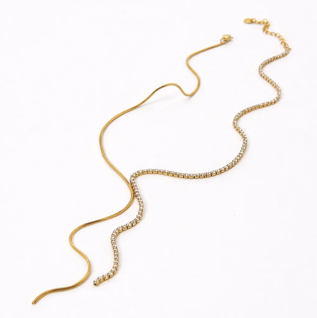 Veronica Lariat
