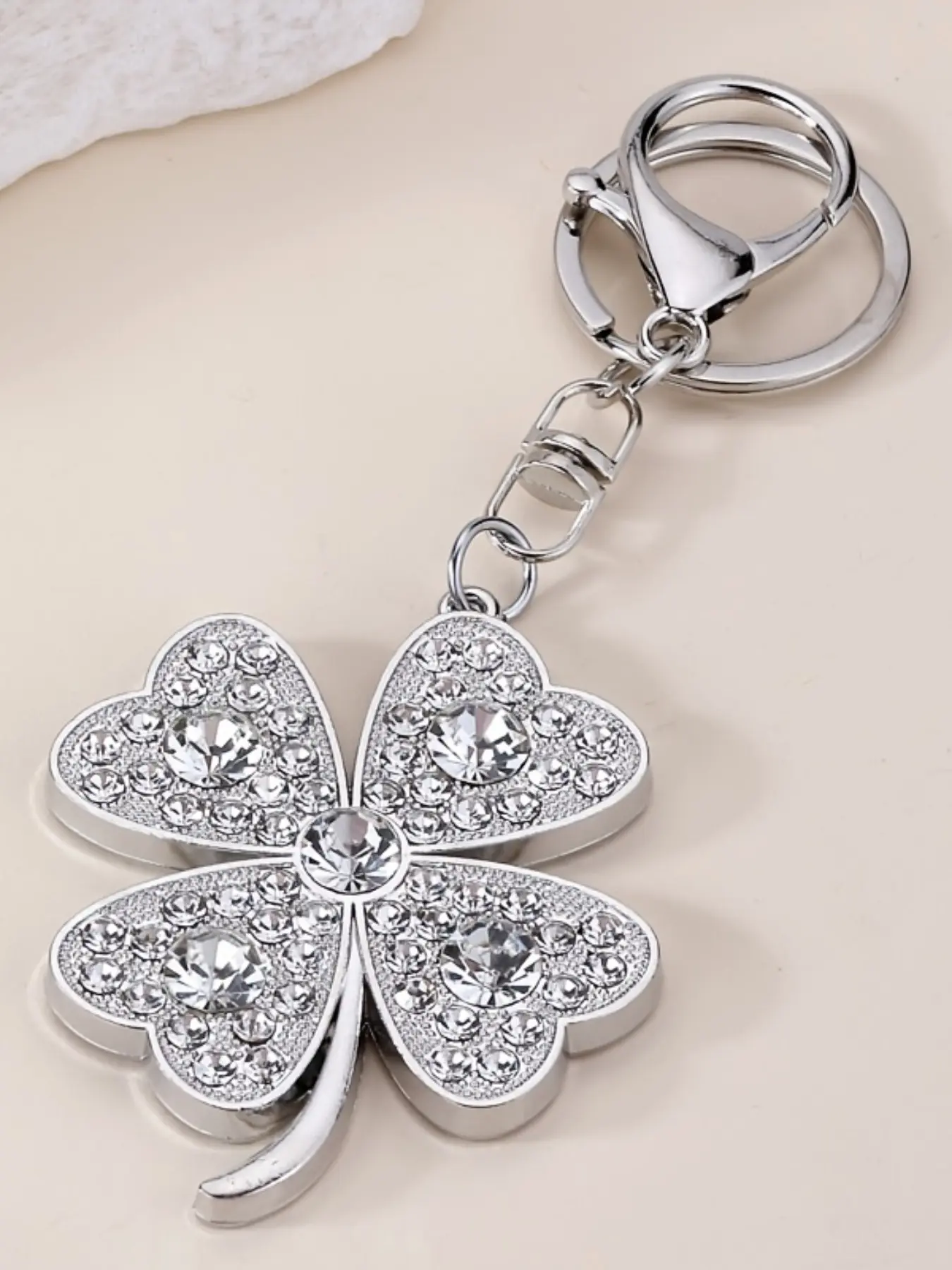 Four-Leaf Clover Keychain, Bag Charm Keychain, Stylish Accessory for Bags, Perfect Gift Idea, Durable and Elegant Design, Symbolizes Luck