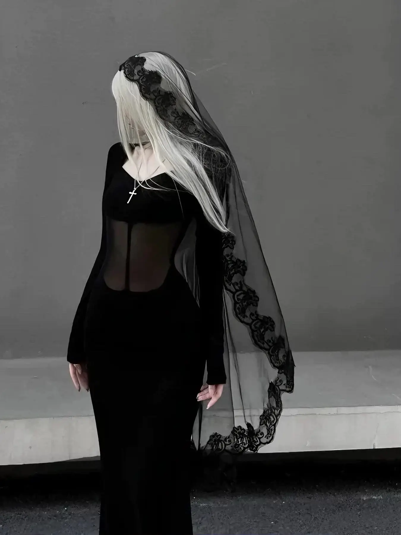 Exquisite Lace Veil, Fascinator Veil, Cool and Sophisticated Halloween Headpiece, Elegant Costume Accessory, Perfect for Horror Themes