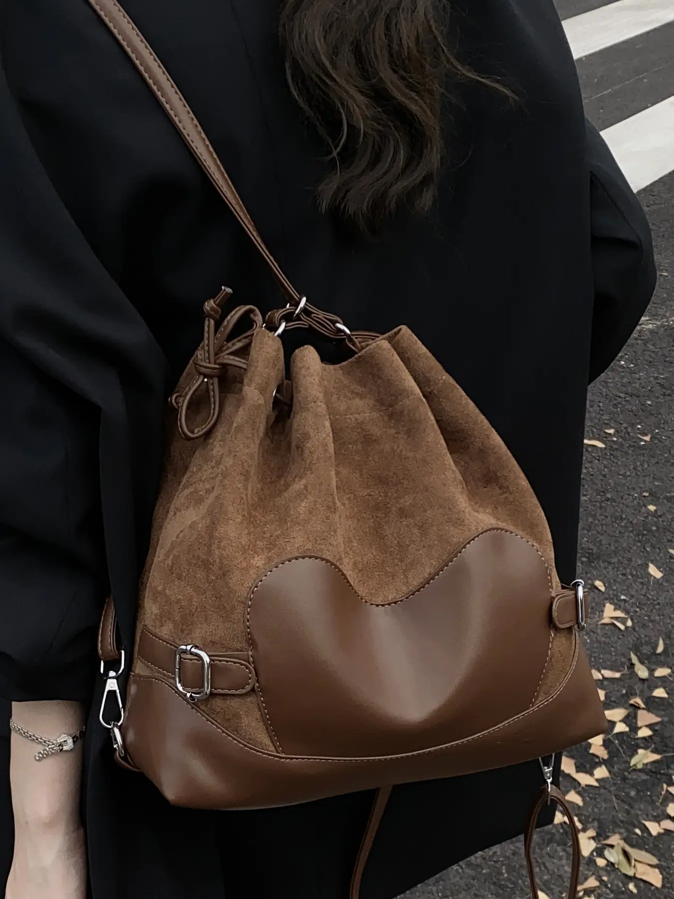 Fashionable and multifunctional frosted backpack, casual pleated one-shoulder bucket bag, textured and versatile one-shoulder and double-shoulder backpack, suitable for daily commuting, matching and other scenarios.