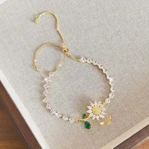 Captivating Sunflower Bracelet with a Rotating Green Leaf Design, Featuring an Adjustable Chain Length. This Floral Jewelry Is Perfect for Relieving Stress And Is Suitable for Banquets, Vacations, And Everyday Wear