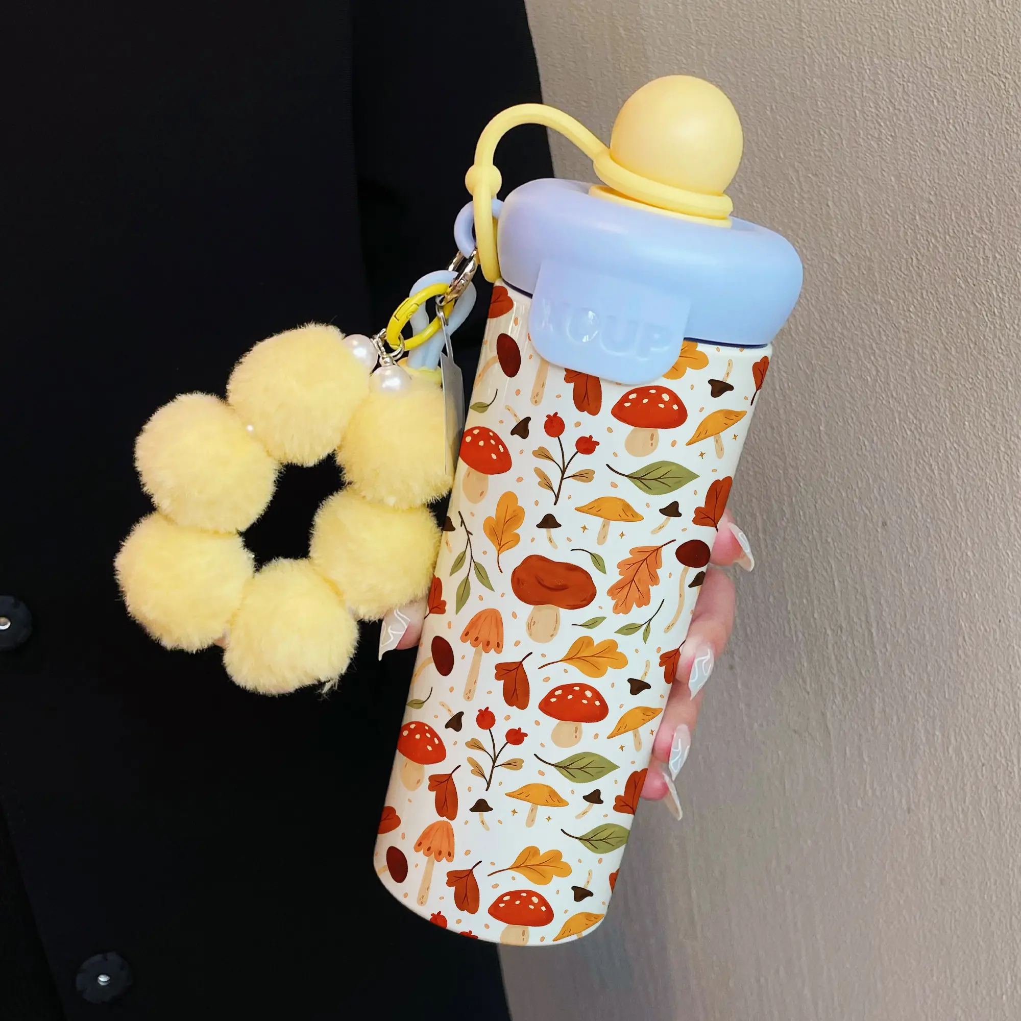 600ML Insulated Portable Mug with Ball Strap, Farmhouse Mushroom Pattern Coffee Cup, Stainless Steel 316 Flasks, Suitable for Outdoor Sports, Travel, Home Use