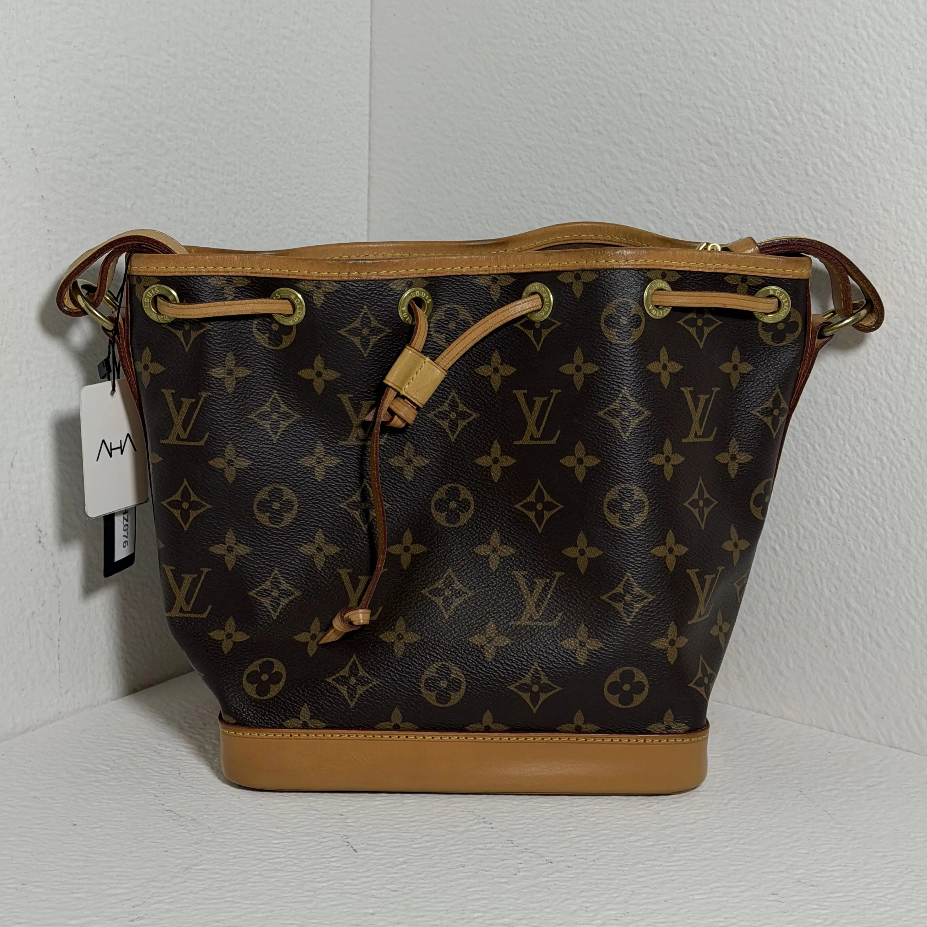 Pre-owned Louis Vuitton Noé PM Bucket Bag, Classic Monogram Canvas, Natural Cowhide Trim, Gold‑Tone Hardware 22637632 HK