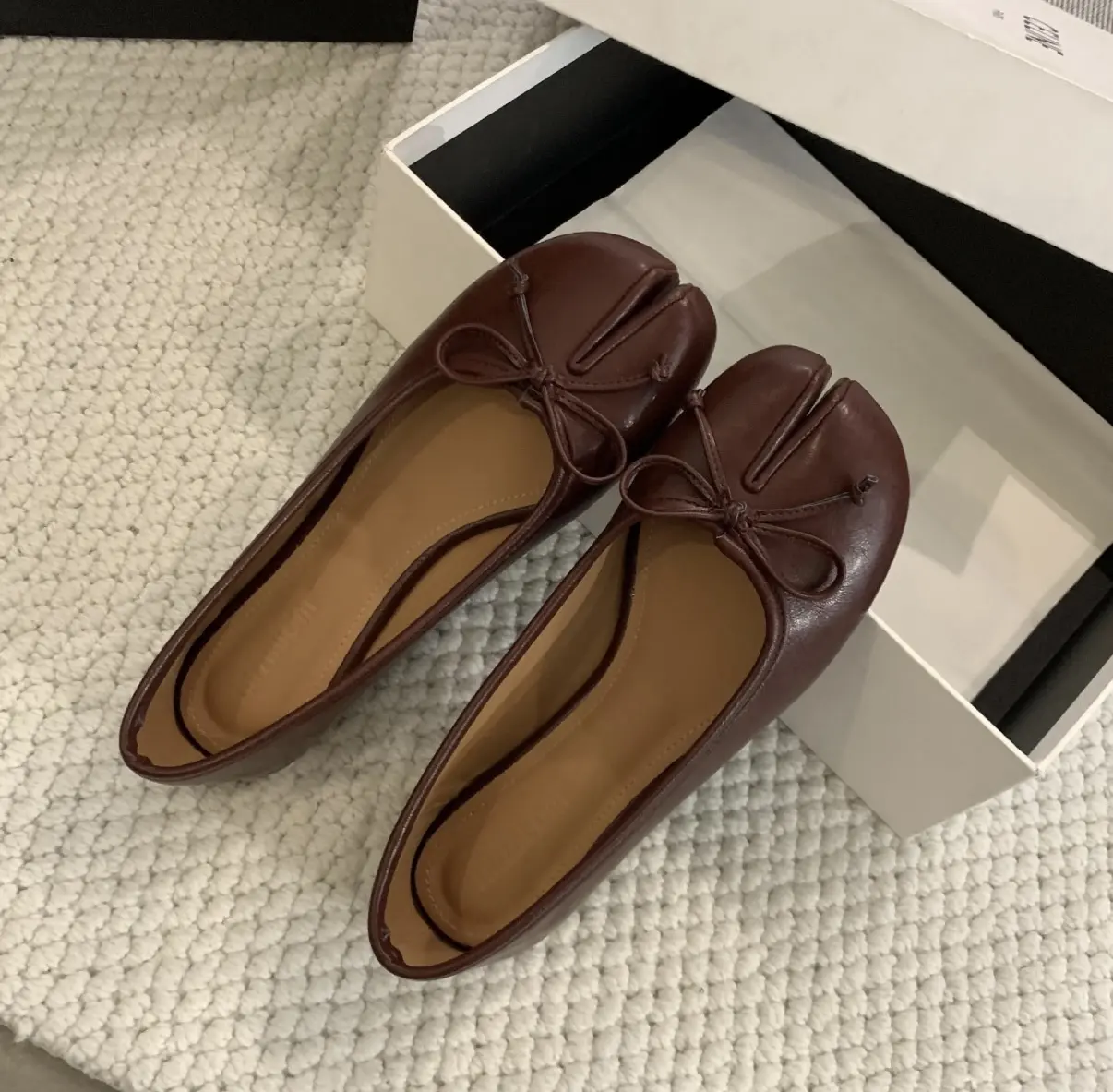 Women's Korean-Style Minimalist Ballerina Flats - Bow Detail, Pleated Round Toe, Low-Cut Design, Soft Leather, Lightweight Non-Slip Cushioned Sole, Casual Wear - Available in Black, White, Brown, Silver