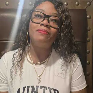 Women's Letter Print Round Neck Crop Tee, Casual Slim-fitting Short Sleeve T-shirt, Ladies Summer Clothes for Daily Wear, Girly Tops, Graphic Top