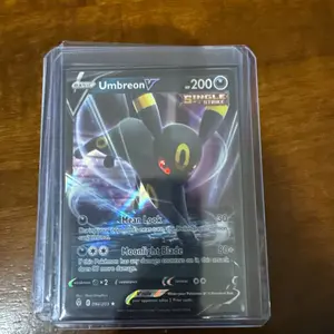 Pokemon Umbreon V 094/203 "Single Strike" Evolving Skies Holo Collectible Trading Card - Authentic, Official TCG, English, Colorful Art, HP200 Graded Non-Sports Card Single