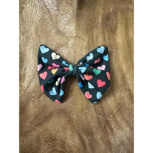 Colorful hearts clip on bow, black