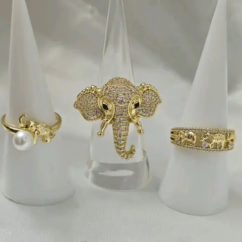 Variedad de anillos de elefantes. Laminado de alta calidad