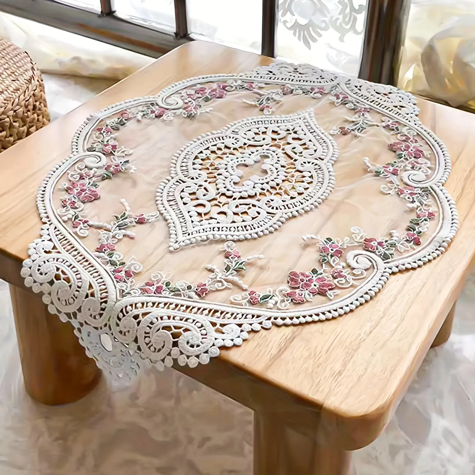 2pcs lace placemats, retro French crochet embroidered placemats, with exquisite floral patterns, elegant hollow placemats, used for home and restaurant decoration.