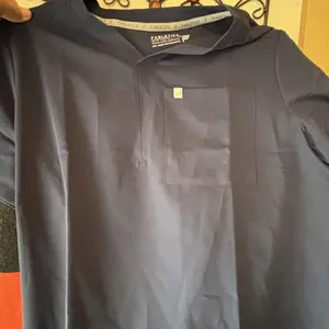 Fabletics Men's Helix 1-Pocket Scrub Top