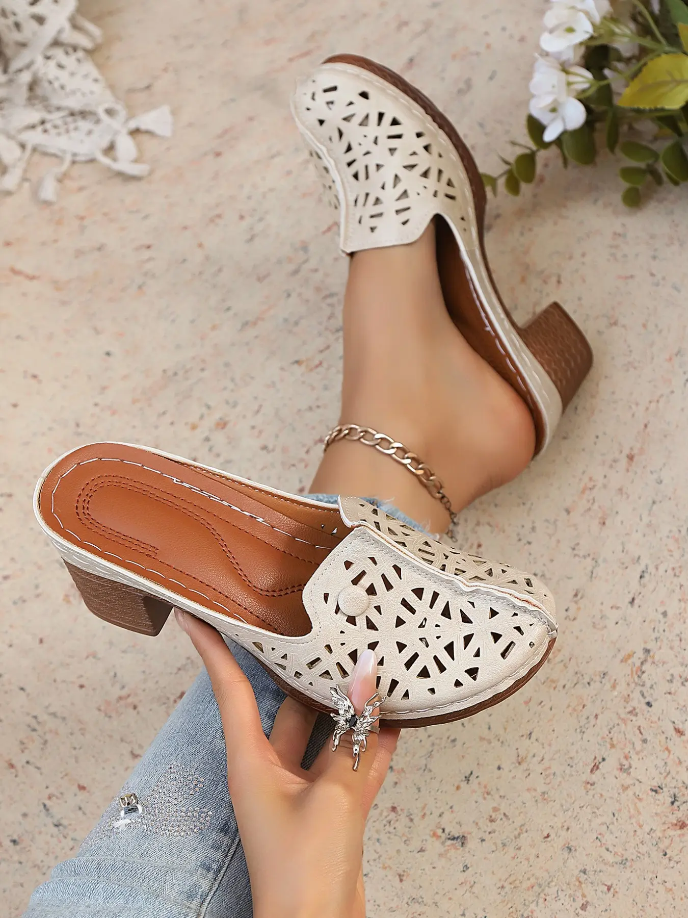 Vintage Hollow Out Heeled Pu Leather Mules for Women, Summer Breathable Slip-On Sandals, Comfortable Mid-Heel, Retro Style, Perfect for Various Occasions, Mule Shoe