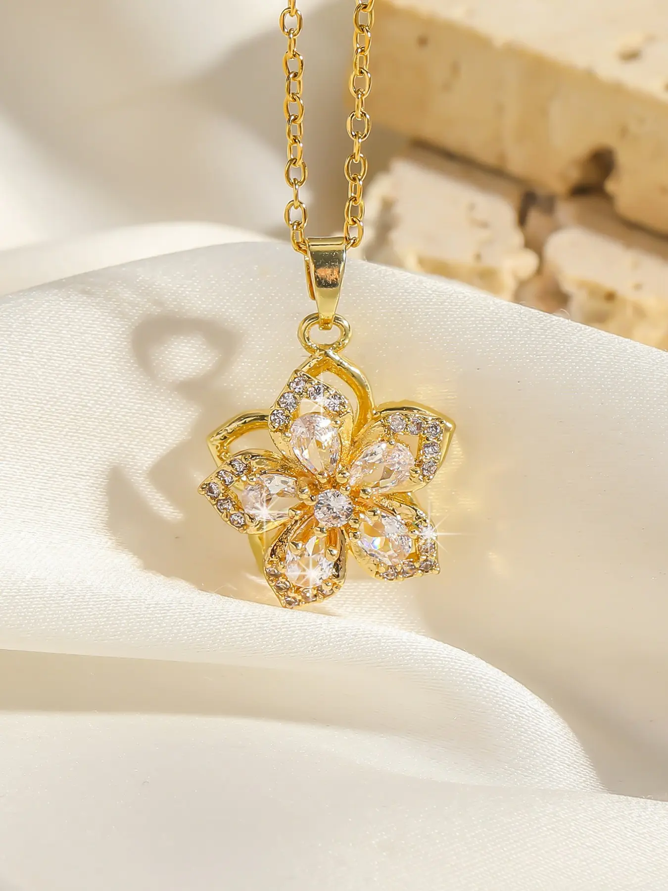Relaxing Stress Relief Rotating Five-Petal Flower Pendant Necklace for Women, Elegant Floral Design, All-Season Fashion Jewelry, Fashionable Jewelry Accessories