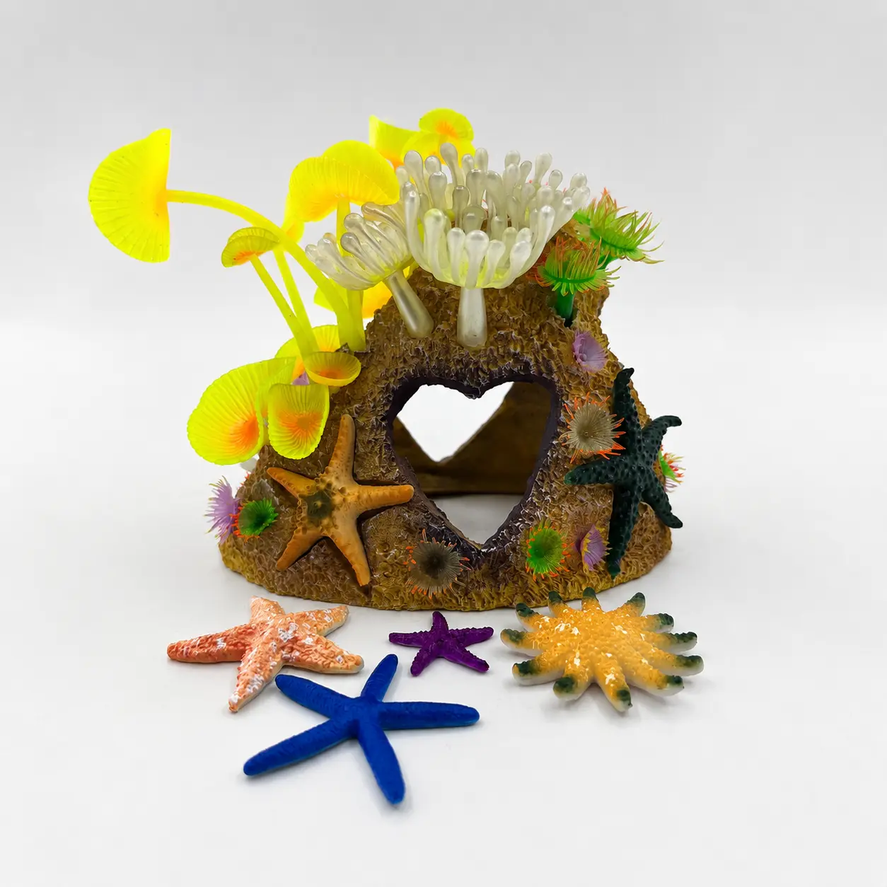 Resin Imitation Silicone Coral Heart-Shaped Cave Fish Hiding House with Round Design, Hollow Heart-Shaped Holes, 1 Hiding House & 4 Random Small Starfish for Home Aquarium Arrangement, Office Aquarium Decorators to Create Realistic Underwater Atmosphere,