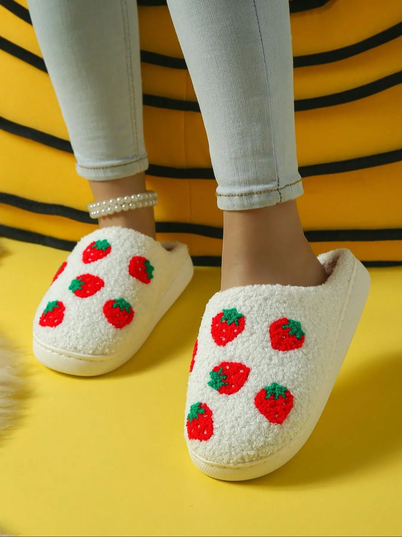 Women's Strawberry Embroidered Cotton Slippers, Fall Winter Non-Slip Warm Soft Sole, Indoor Home Footwear, Fashion Cartoon Pattern