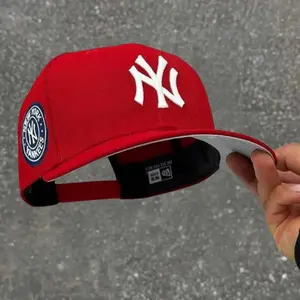 9FORTY New York Yankees 1999 World Series Side Patch Cap – Cream & Black Adjustable Hat with Red NY Logo