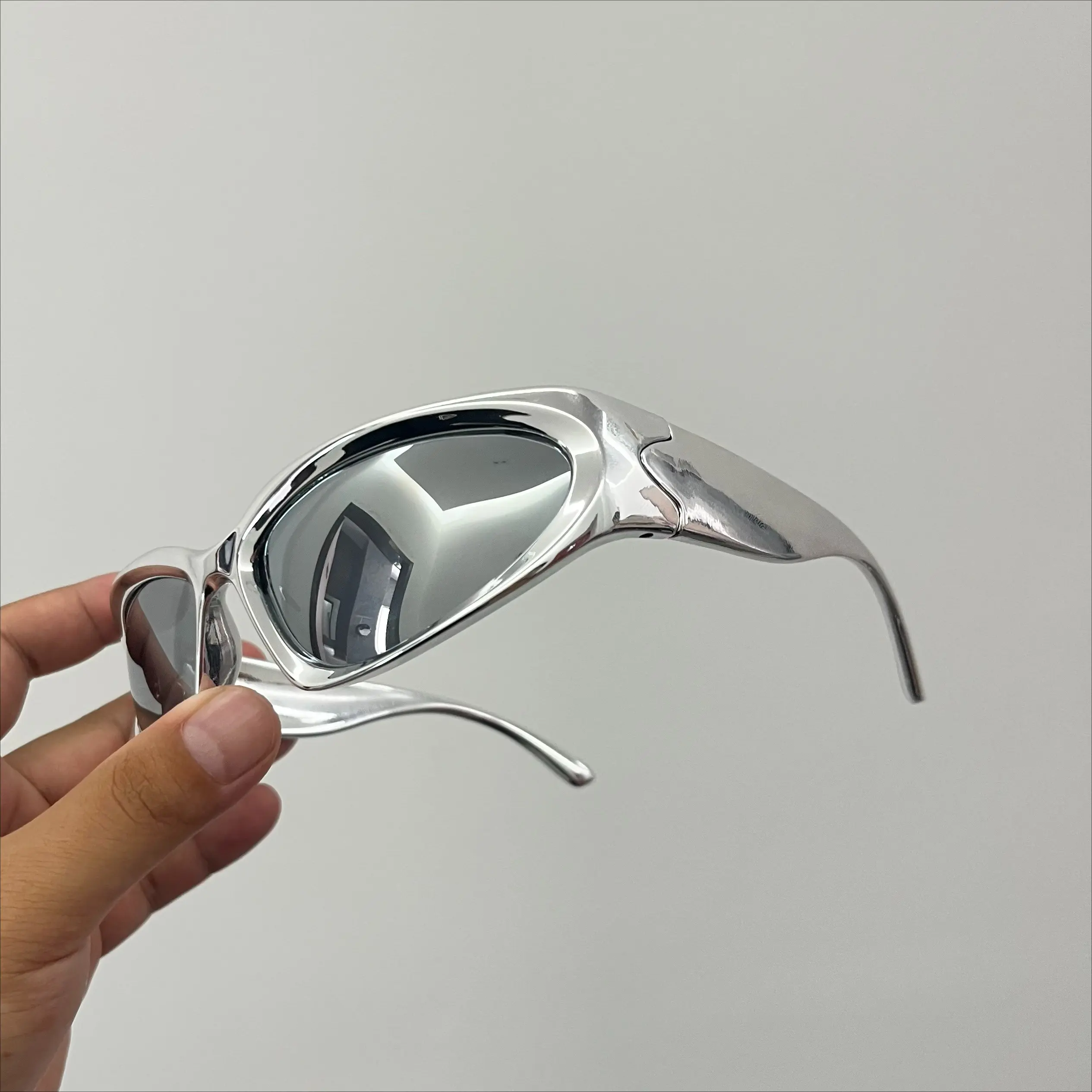 Men's Trendy Y2K Metallic Silver Wraparound Sunglasses - Retro Oval-Shaped, UV-Proof, Anti-Glare Polarized Eyewear for Hip-Hop Street Style