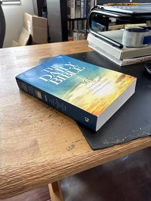 The Daily Bible 365 Daily Readings NIV Large Print Edition Guideposts by Guideposts (Paperback) - Used
