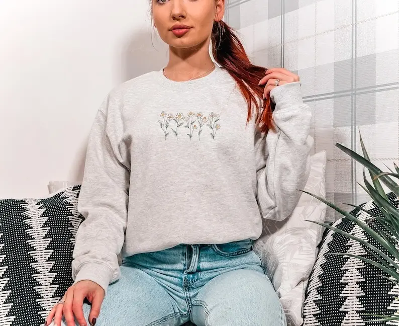 Daisy Embroidered Sweatshirt, Flower Sweatshirt, Gift For Her/Bestfriend, Floral Crewneck, Cute Embroidered Shirt
