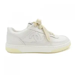 Pre-owned CHANEL Calfskin Small Leather Goods G39978B15923 Sneakers