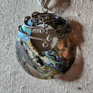 Beautiful Paua Abalone Sea shell Pendant & Corded Necklace