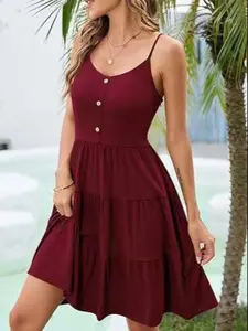 Elegant Sleeveless Dress with Button Detail, Multi-Layer Skirt Design, Perfect for Beach Vacations, Simple and Stylish Fashion
