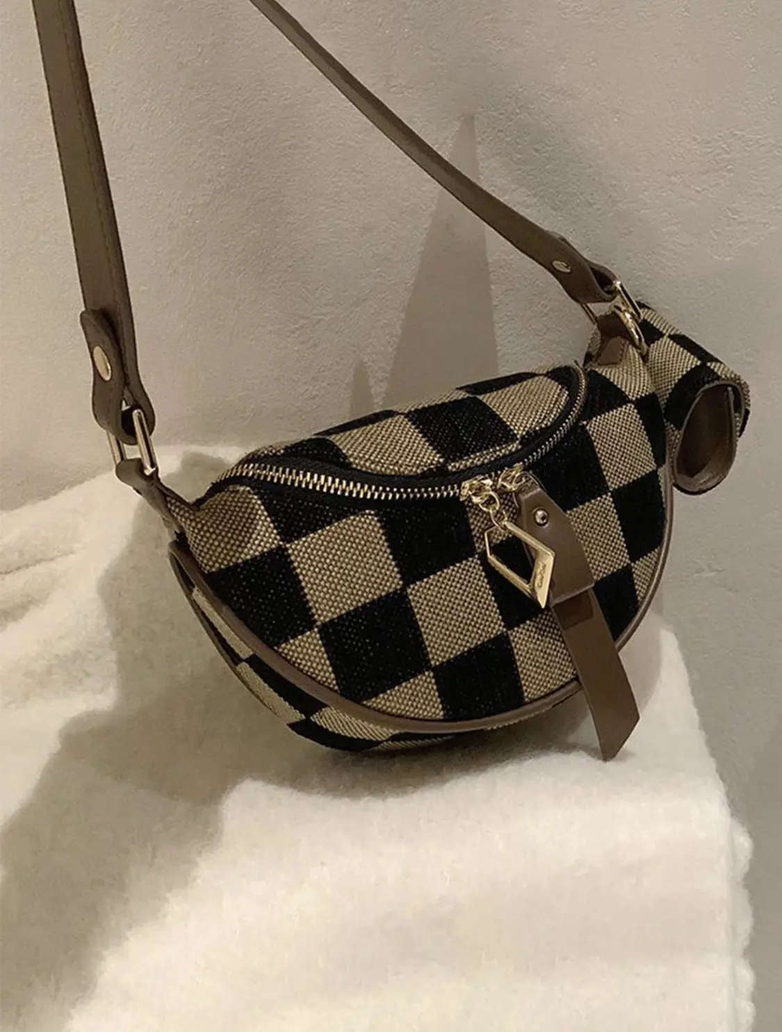 Fashionable Checkered Fanny Pack PU Leather Zipper Bum Bag for Daily Used, Women's Checked Pattern Fanny Pack with Headphone Bag, Casual Trendy Versatile High-quality Daily Commuting Bag