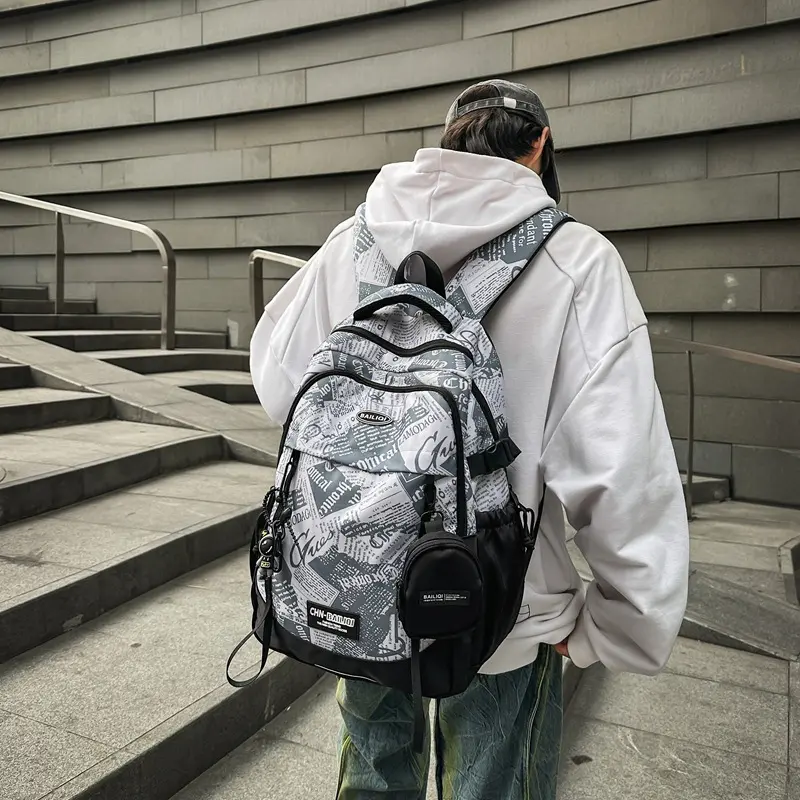 Trendy, high-capacity backpack with a bear print—suitable for junior high boys and high school girls; 2026 new arrival, perfect for holiday gifts.