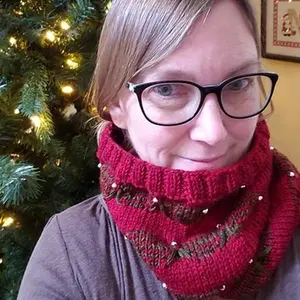 Jen Giuntoli Designs|Yarnitoli: Oh, Christmas Tree Knitted Cowl Pattern & Kit Festive #yarnitoli #jengiuntolidesigns #whereyarnmeetsfashion #knittted #knit #knittheshit #cowl #cowlpattern #knittingpattern
