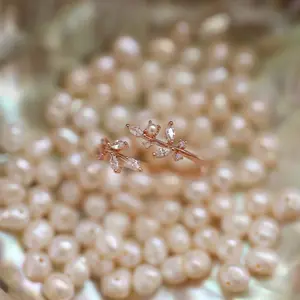 Pearl Flower Ring for Women - Elegant and Timeless Jewelry