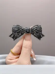 Elegant and sophisticated hair clip with luxurious crystal spring design. Metal hair clip perfect for internet celebrities, to be used at the back of the head.