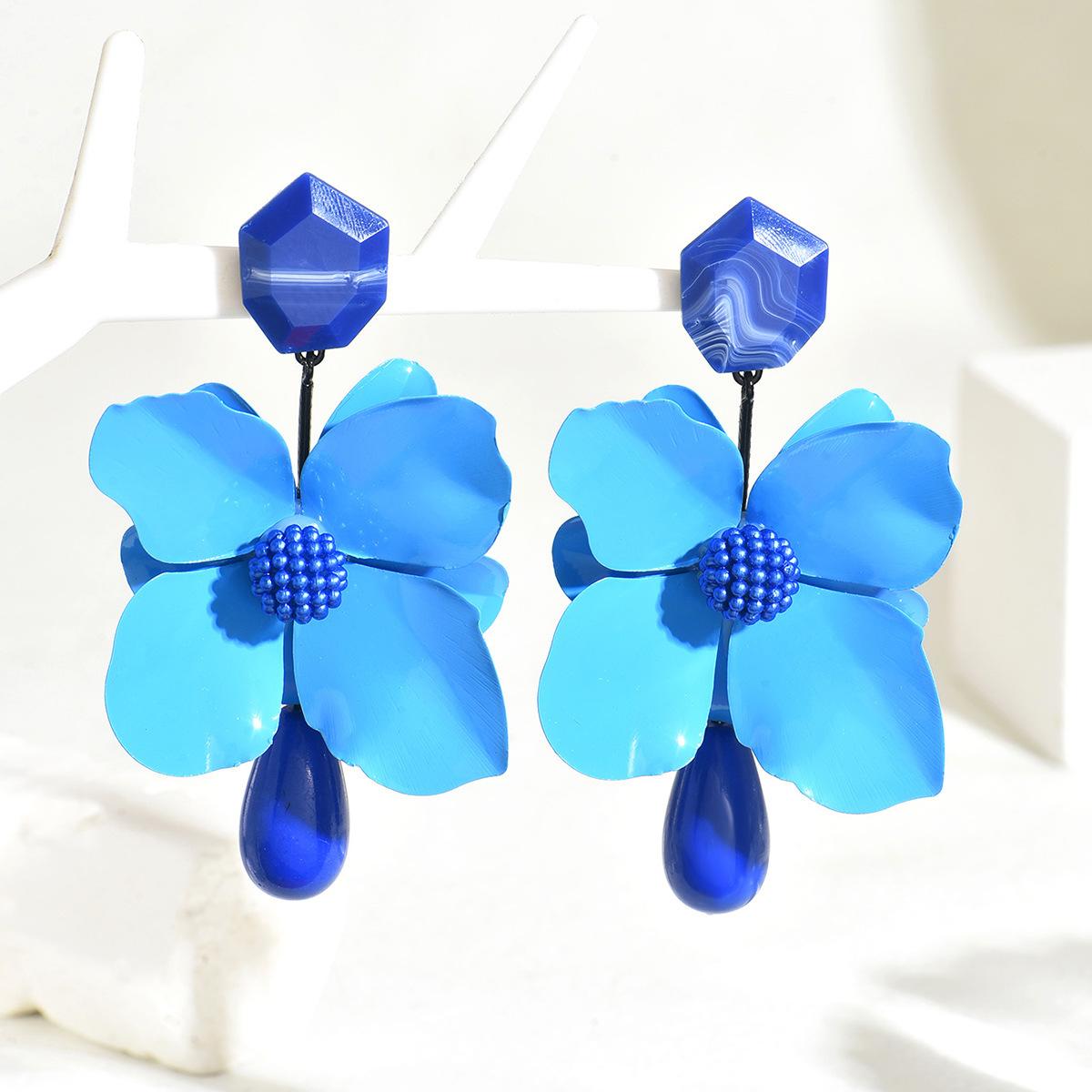 Unique European and American style women's floral earrings, fashionable niche floral resin design, hip-hop studs, versatile earrings