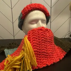 Beanie and scarf set. One size.