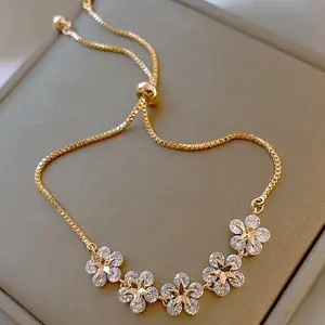 Flower Bracelet - Flower Bracelet with Pure White Stone Suitable for Women to Wear Everyday, Ideal Gift for Lover