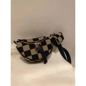 Checked Pattern Fanny Pack for Women, Fashionable Zipper Bum Bag with Headphone Pocket, Casual Crossbody & Commuting Bag for Daily Use