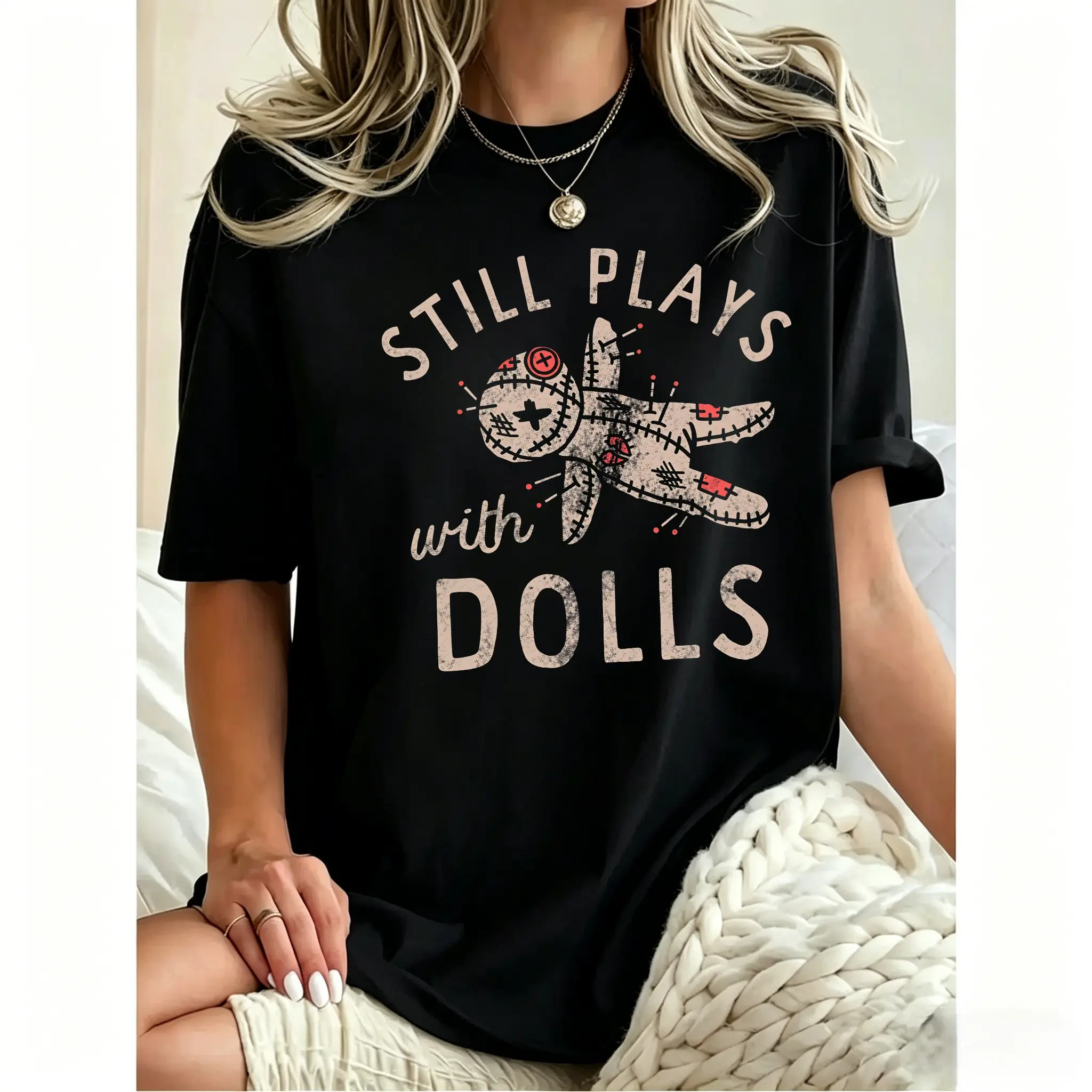 Womens Still Plays With Dolls Funny Creepy Voodoo Curse Tee for Ladies Funny Womens T Shirts Cute Vintage Fashion Casual Ladies T-Shirt Gift Halloween Tops for Women Funny Sarcastic Top Women's Novelty Tees Black -