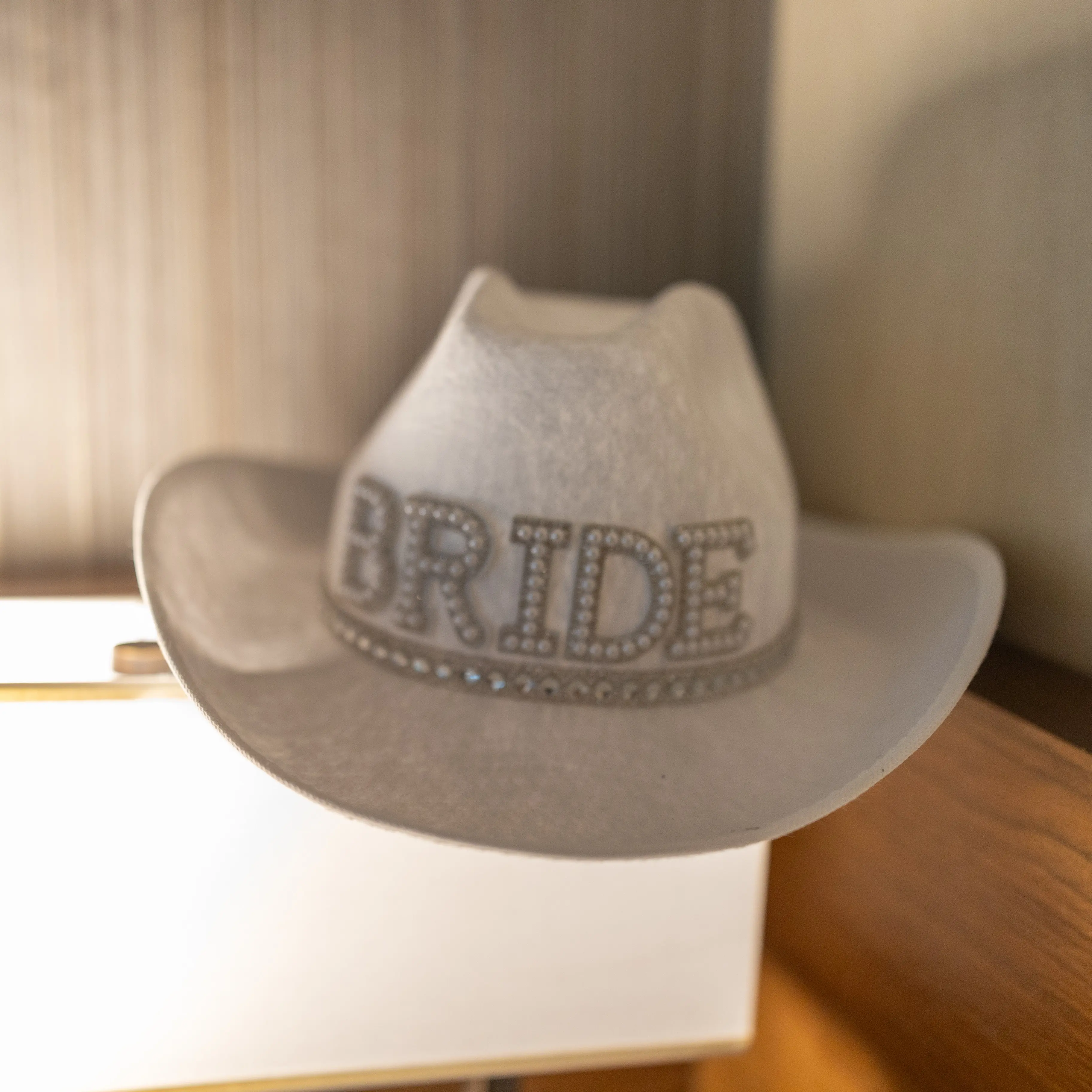 Bride Cowboy Hat with Veil: White Sparkle Bachelorette Party Bridal Crown. Sombrero mexicano